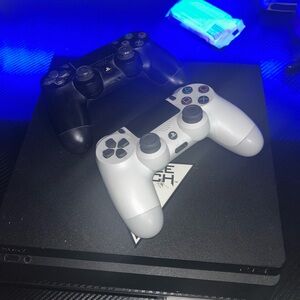 Sony PlayStation 4 slim 500go with Two Controllers and NBA 2K23
